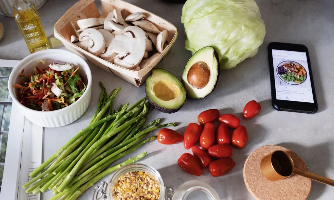 Jedz i biegaj: Przepisy dla biegaczy - Zdrowe posiłki przed i po treningu